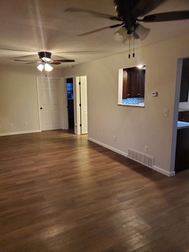 Photo - 2 Bedroom, 1 Bath Single Family Home in Clinton, IA
