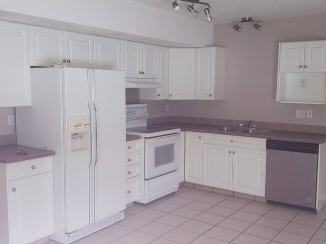 Photo - 10150-10150 121 Ave