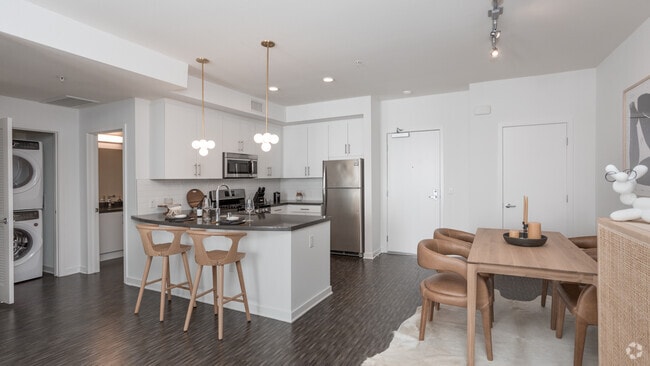 2BR, 2BA - 1070 SF
