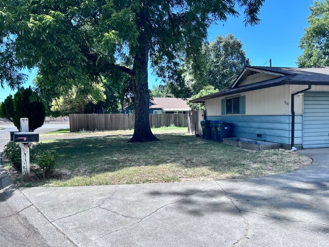 Front yard - 968 Cyndi Cir Unit B