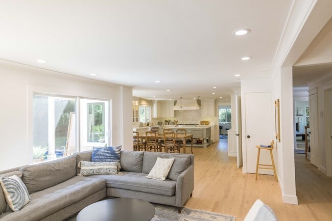 Photo - Fabulous spacious home, Great Highlands cul de sac, easy commute, exceptional Cupertino Schools!