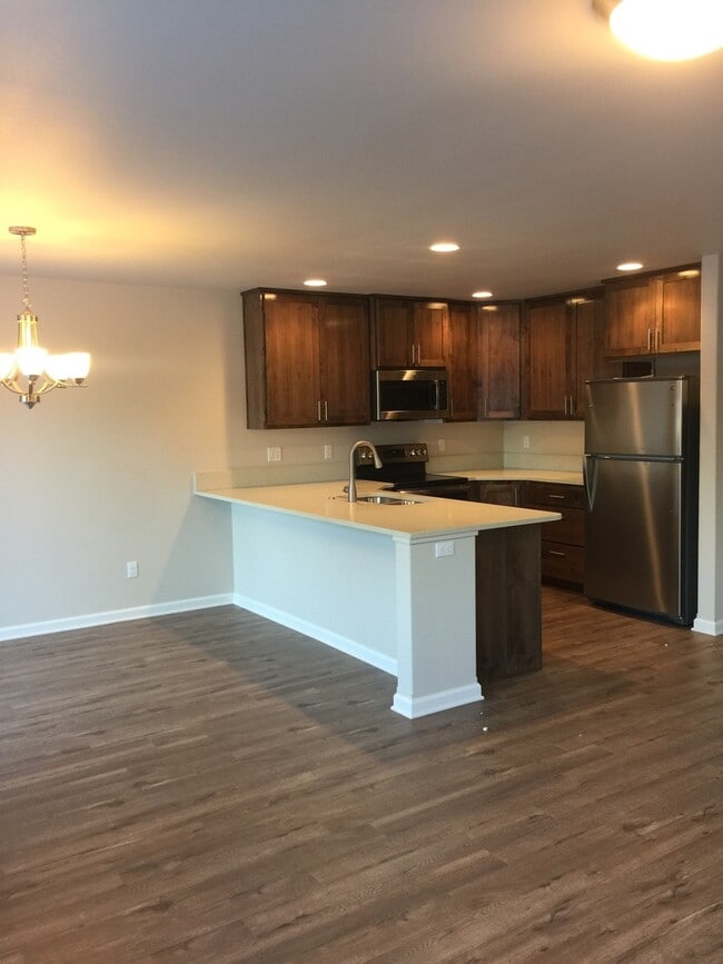 Photo - SE Bend, LIKE NEW Townhouse, 3 Bedrooms, 2 1/2 Baths, Garage, Gas Heat, Patio