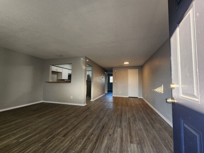 Building Photo - ** HALF OFF 1ST MONTH'S RENT WITH 13 MONTH... Unit 313-10 Rental