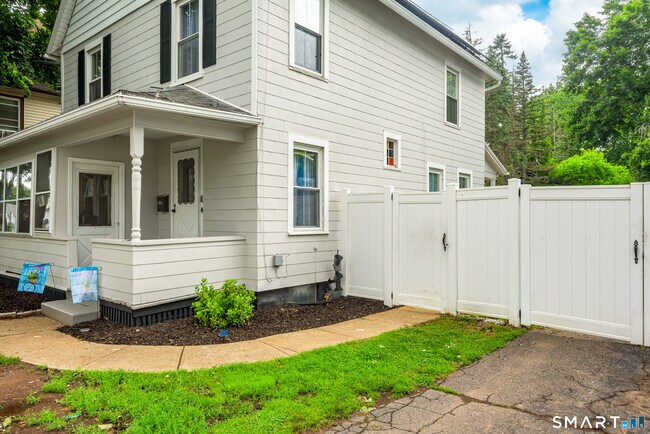 Photo - 165 Oak St