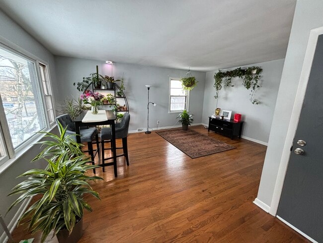 Building Photo - 1812 Northwestern Ave Unit Upper