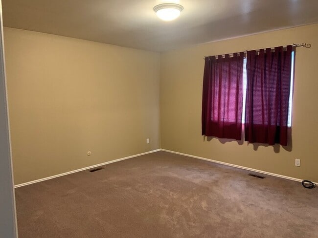 Photo - Spacious Sandy 3 Bedroom!