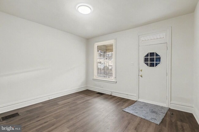 Photo - 335 Poplar St