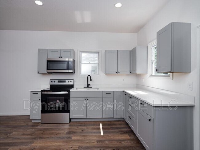 Photo - 652 E 21st St