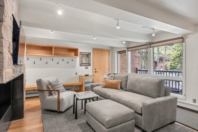 Photo - 124 W Hyman Ave