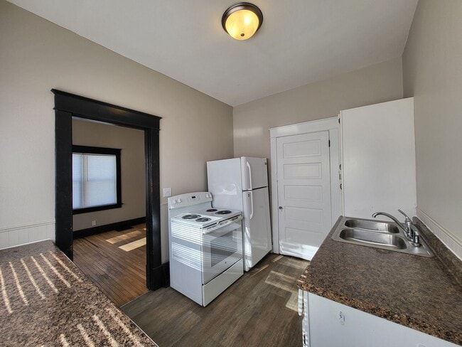 Building Photo - 2 Bedroom Home with Detached Garage, Fenced Yard + Pet Friendly!