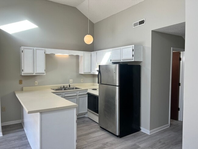 Photo - Beautifully Updated Studio in Island Green!