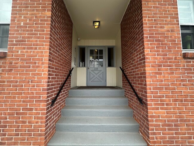 Building Photo - 205 Elm St Rental