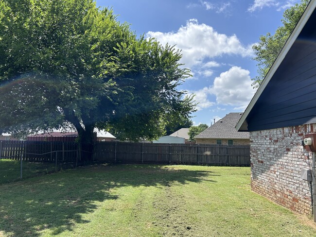 Photo - 607 N Robin Way