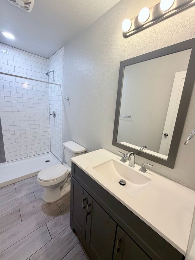 Photo - 3850 S Lowell Blvd Unidad #C