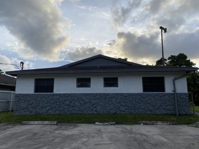 Photo - 3435 SW 62nd Way Unit B