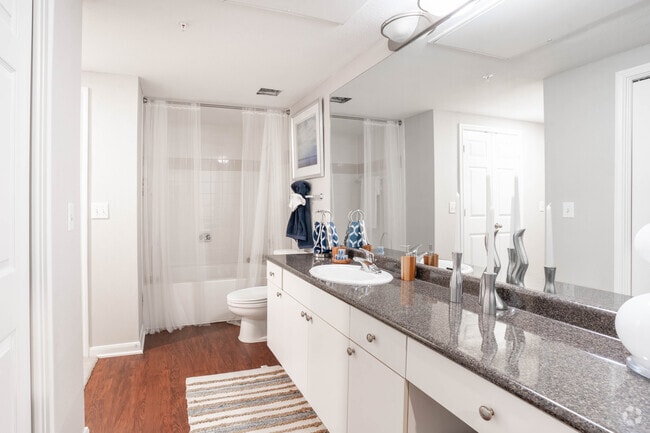 1 habitación, 1 baño, 854 pies cuadrados, baño - Plaza at Westchase