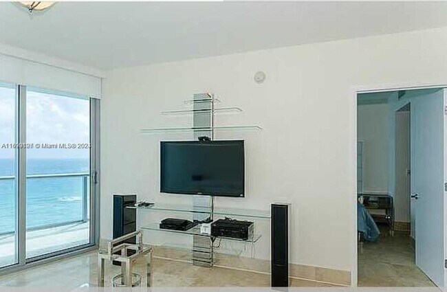 Photo - 17001 Collins Ave Unidad 1006