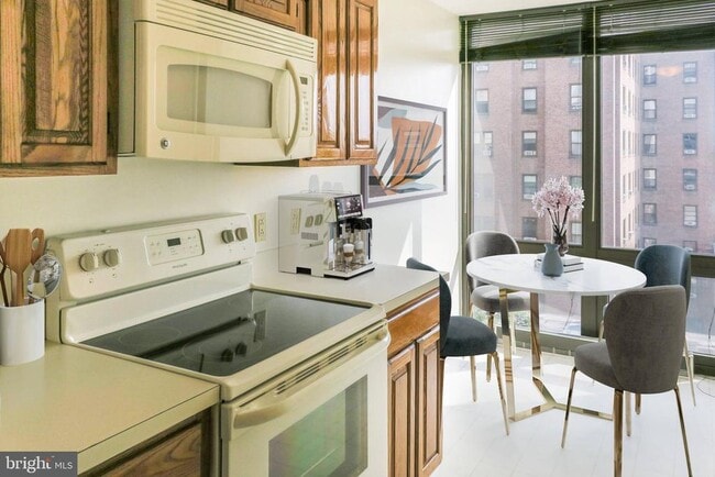 Building Photo - 2020 Walnut St Unit 7L