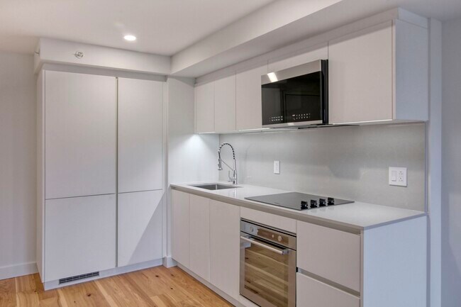 Building Photo - 3460 Rue Peel Unit 501