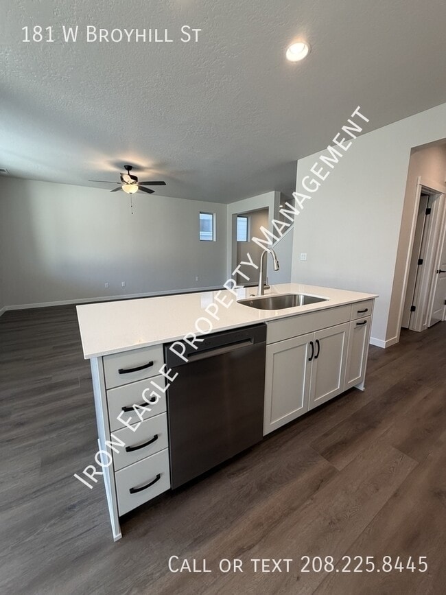 Photo - 181 W Broyhill St