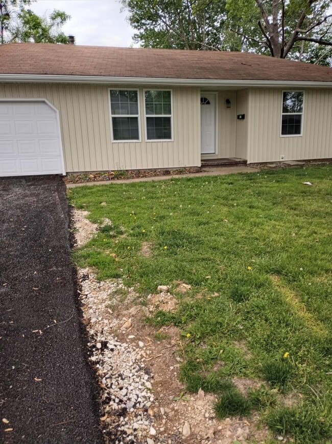 Fully Remodeled 3 Bed / 2 Bath Home with 2... - Fully Remodeled 3 Bed / 2 Bath Home with 2...