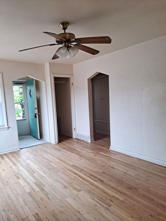 Building Photo - 949-4 Pendragon 426-426 1/2 Polk Street Unit 949-4 Pendragon 426 Polk Street
