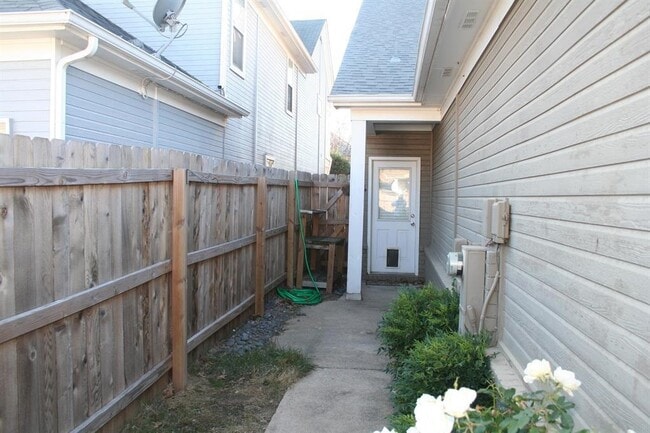 Photo - 1124 Island Pl E