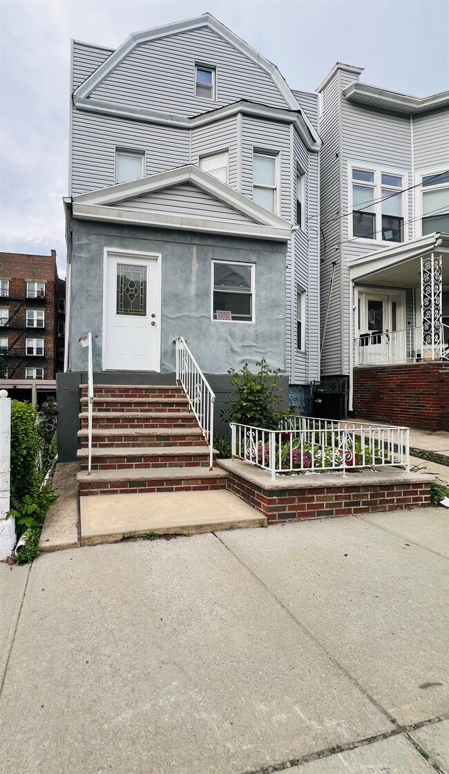 Building Photo - 66 46th St