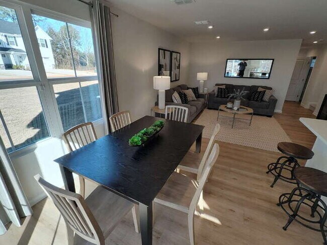 Photo - 104 Filly Ln