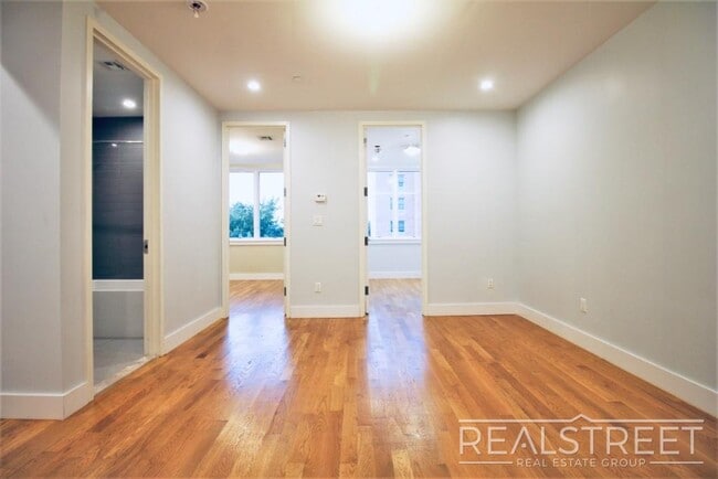 Large 2.5 Bed + LAUNDRY In Unit & Roof Deck! - Large 2.5 Bed + LAUNDRY In Apartment Unit & Roof Deck! Unit 3B