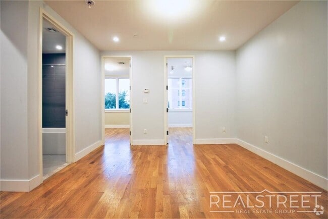 Building Photo - Large 2.5 Bed + LAUNDRY In Unit 3B Rental
