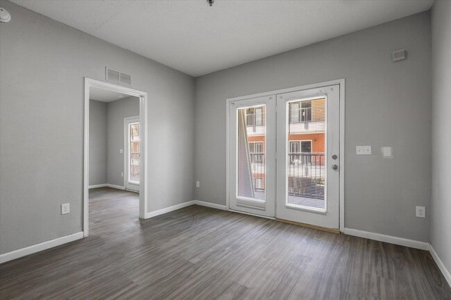 Photo - 401 Putnam Dr