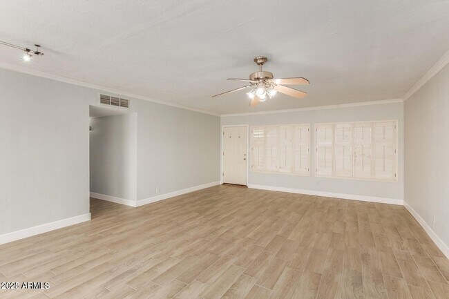 Photo - 547 E Belmont Ave