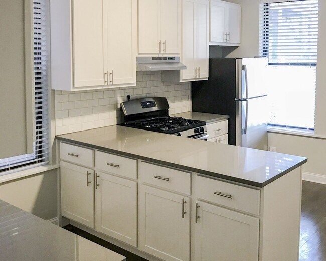 Building Photo - 2730 N Wayne Ave Unit 2D Rental