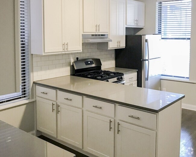 Building Photo - 2730 N Wayne Ave Unit 2D Rental