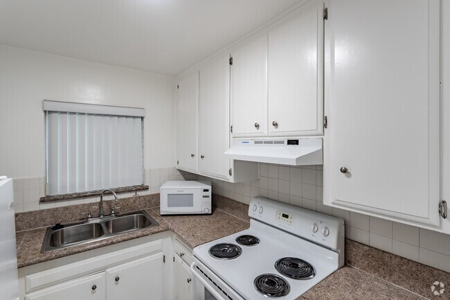 1BR, 1BA - 785 SF