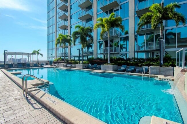 Photo - 777 N Ashley Dr Unidad 1204