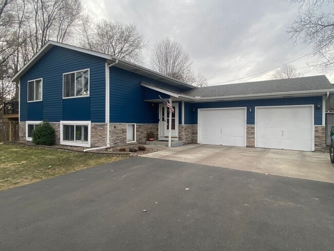 Building Photo - Beautiful Family Home Located in Great Location