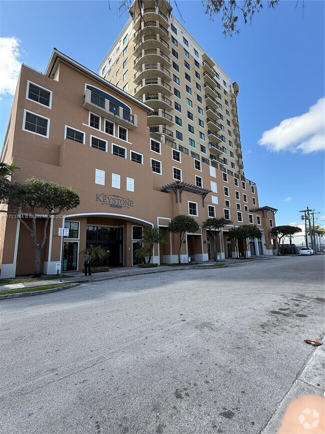 Building Photo - 4242 NW 2nd St Unit 807 Rental