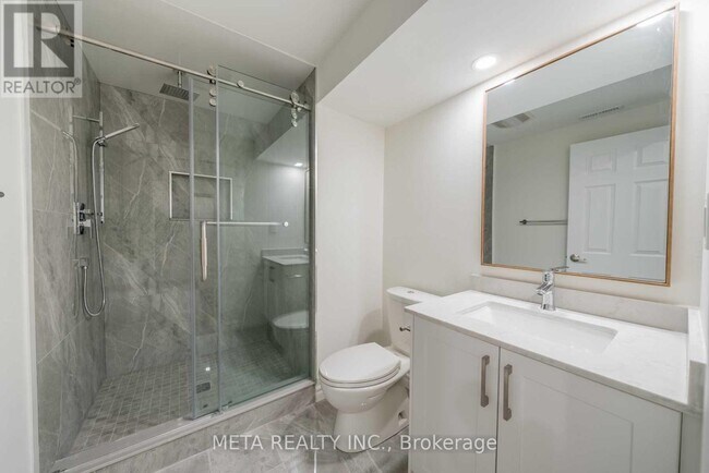 Photo - 252 Howell Crescent