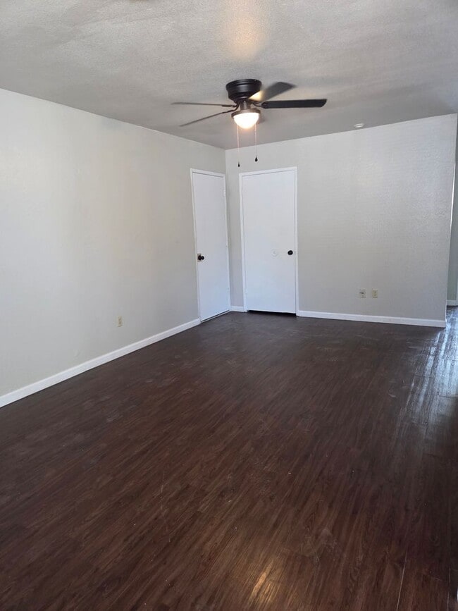 2 BED/1 BATH SINGLE LEVEL TRIPLEX - 2 BED/1 BATH SINGLE LEVEL TRIPLEX House