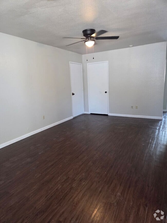 Building Photo - 2 BED/1 BATH SINGLE LEVEL TRIPLEX Rental