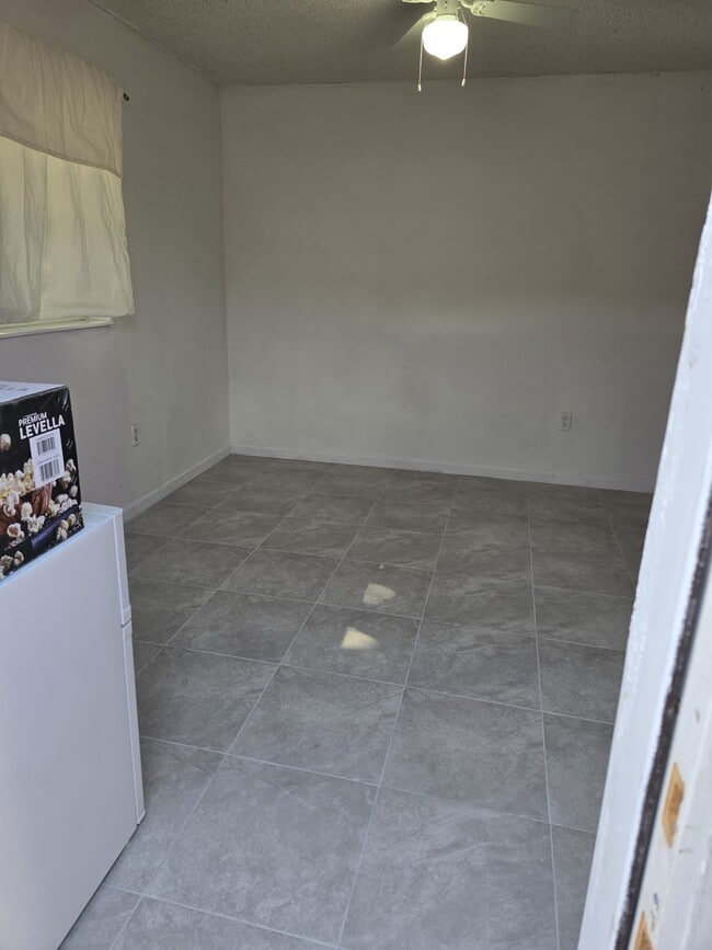 Building Photo - 4670 SW 133rd Ave Unit Room for rent