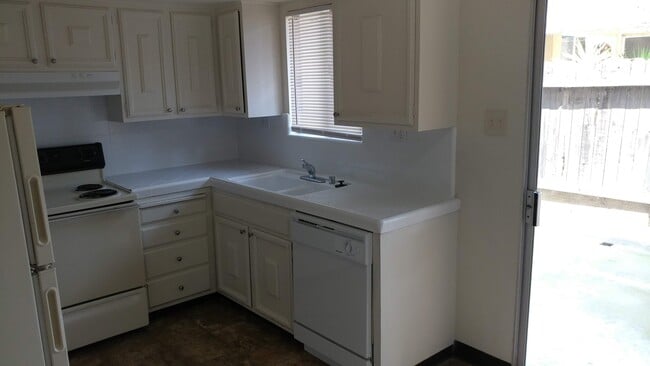 Photo - 2813-2819 N. West Ave 4-Plex - 611 Unidad **15 West - 401