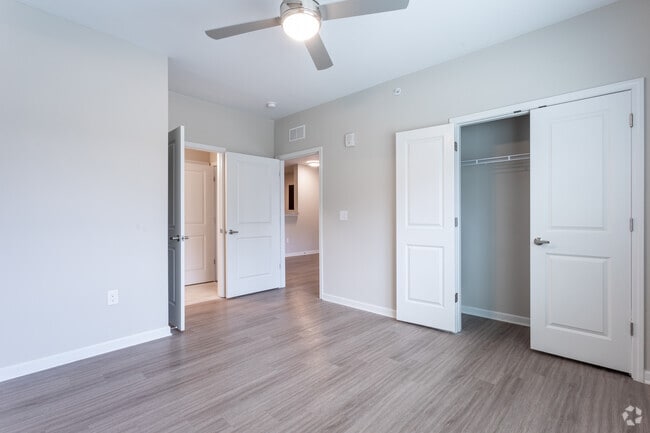 1BR, 1BA - 841 SF