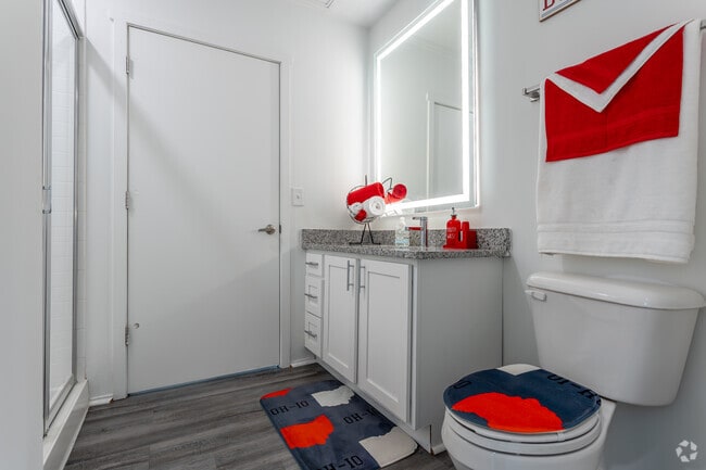 1BR, 1BA - 550SF - Bathroom - Lennox Flats