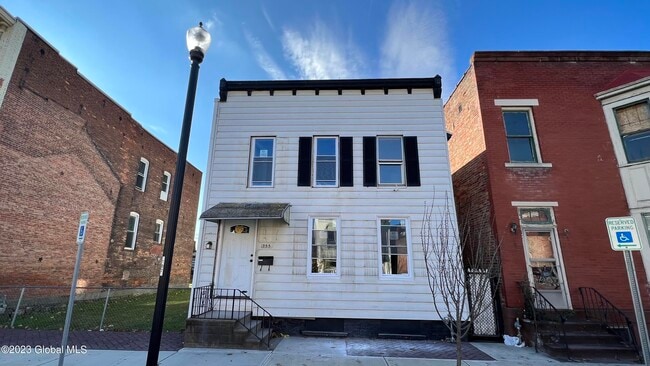Building Photo - 355 4th St Unit 2nd Flr Rental