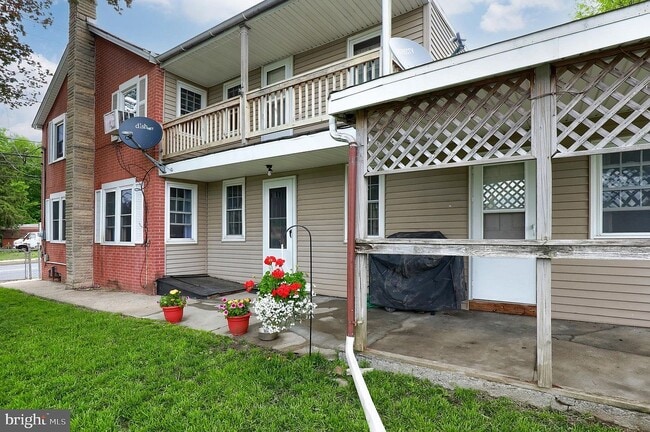 Segundo piso y entrada lateral a la cocina a continuación - 1102 Lancaster Ave Unidad Front