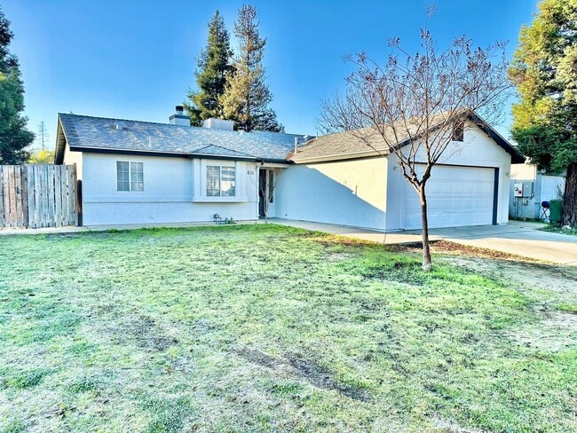 Photo - Spacious Selma 4/2 with Large Lot