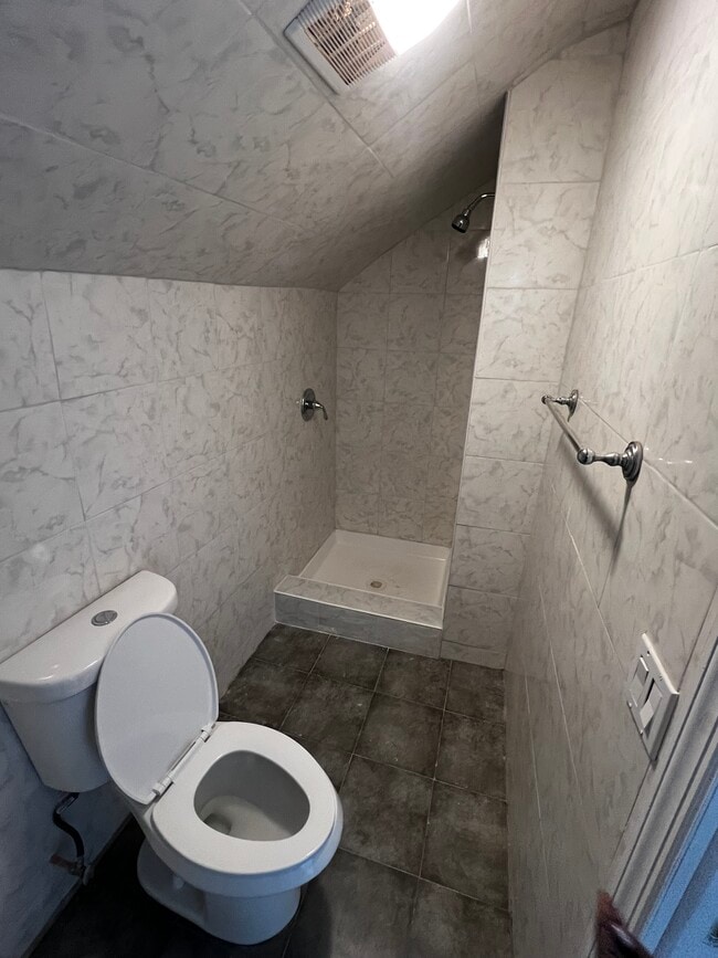 Photo - 425 Leslie St